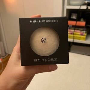 iL Makiage Mineral Baked Highlighter Good as Hell